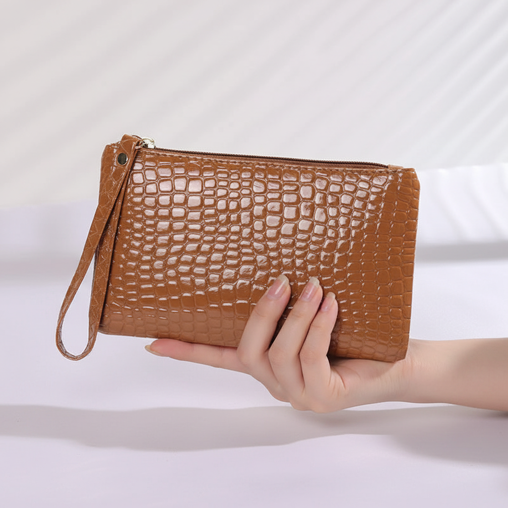 Zijaanzicht van de elegante dames schoudertas met opvallend kroko-design, een must-have accessoire.