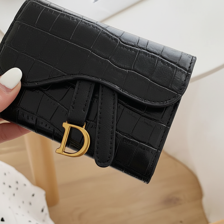 Leren compacte vrouwen portemonnee met trendy krokodillentextuur, ideaal voor handtas, verkrijgbaar in zwart.