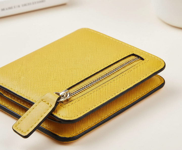 Stijlvolle zwarte compacte leren portemonnee voor vrouwen, elegant en veilig met RFID-bescherming.