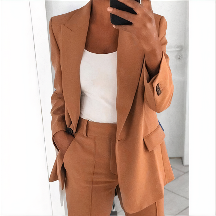 Hoogwaardige dames pak set, bestaande uit een chique blazer en comfortabele pantalon, voor een professionele uitstraling.