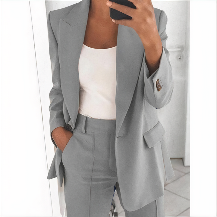 Moderne zakelijke dameskleding: tweedelige set met blazer en pantalon, voor een elegante en krachtige look.