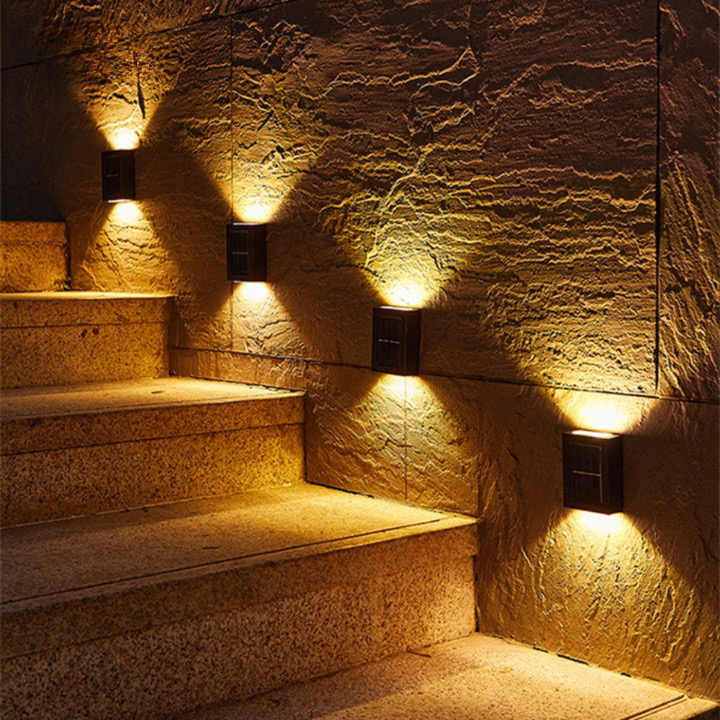 Compacte LED wandlamp op zonne-energie. Draadloze, waterdichte buitenverlichting voor tuin, terras of balkon; energiezuinig.