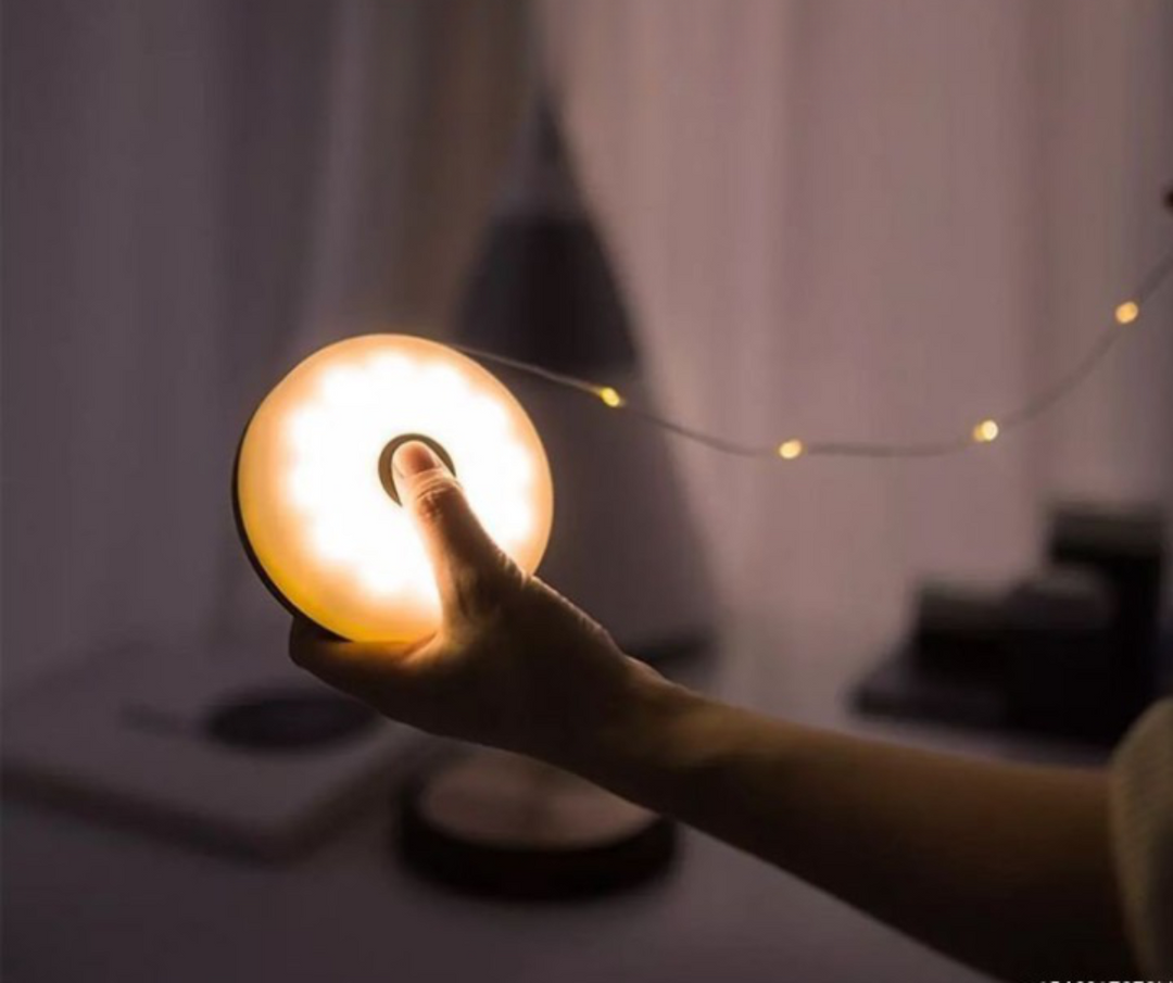 Oplaadbare LED sfeerlamp LunaGlow voor binnen en buiten, draagbaar en waterdicht voor terrassen en tuinfeestjes.