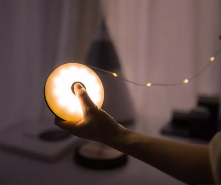 Oplaadbare LED sfeerlamp LunaGlow voor binnen en buiten, draagbaar en waterdicht voor terrassen en tuinfeestjes.