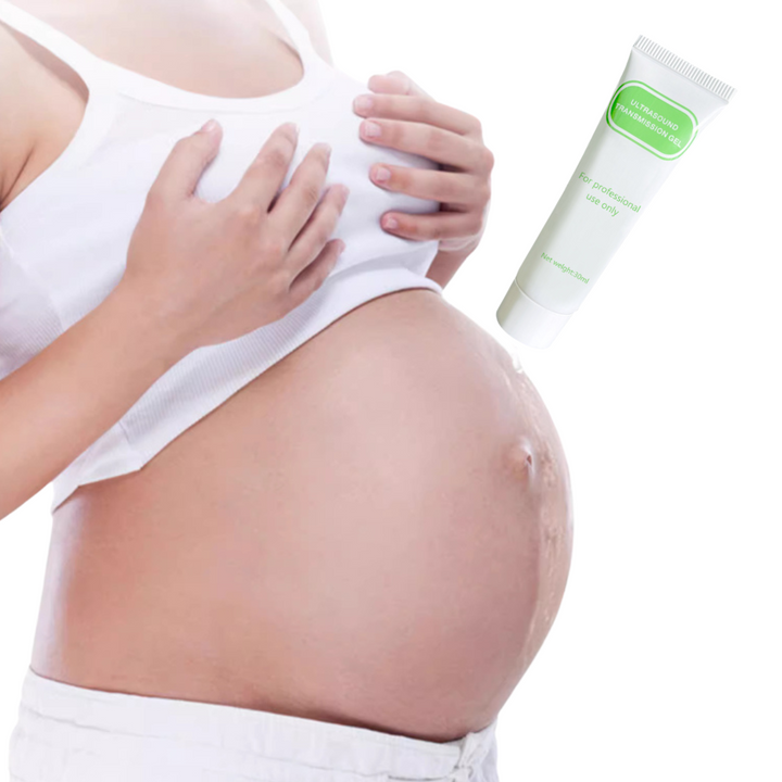 Aanstaande moeder gebruikt Doppler apparaat om baby's hartslag thuis te luisteren, voor prenatale zorg.