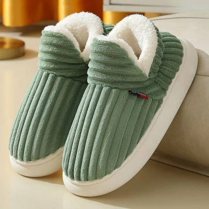 Warme dames winterpantoffels van zacht materiaal, ideaal voor ultiem comfort thuis op koude dagen.