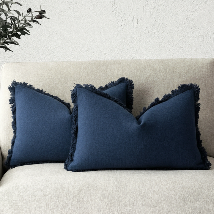 Sfeerbeeld van decoratieve kussenhoezen op een loungebank, luxe woonaccessoires voor uw woonkamer.