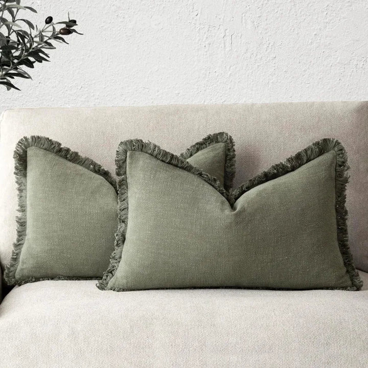 Elegante kussenhoezen op een bank, deze sierkussenslopen verrijken de huisdecoratie van uw woonkamer.
