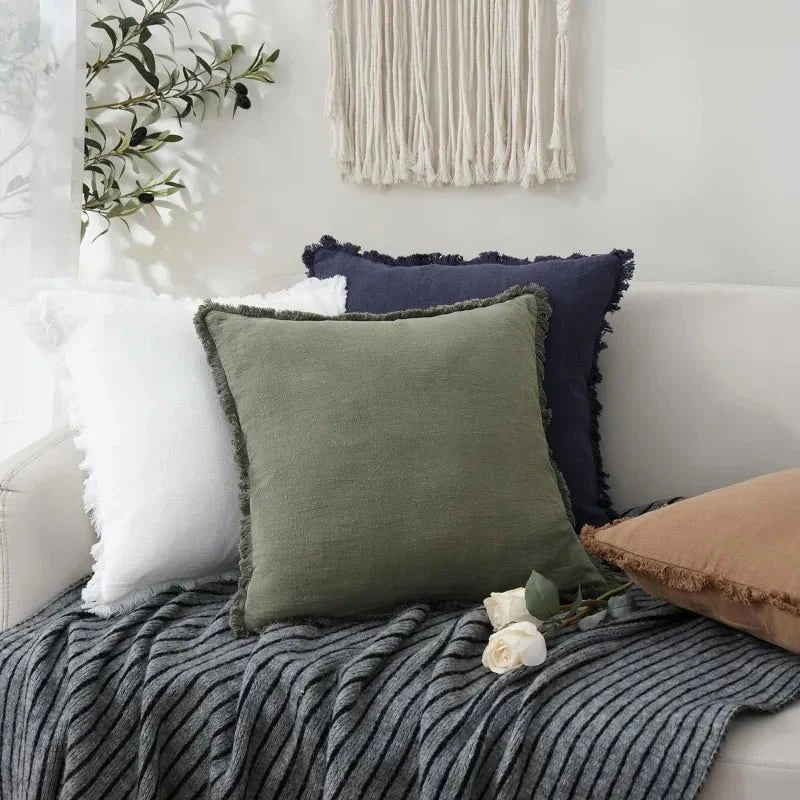Luxe decoratieve kussenslopen in een serene slaapkamer, creëren een comfortabele en stijlvolle sfeer.