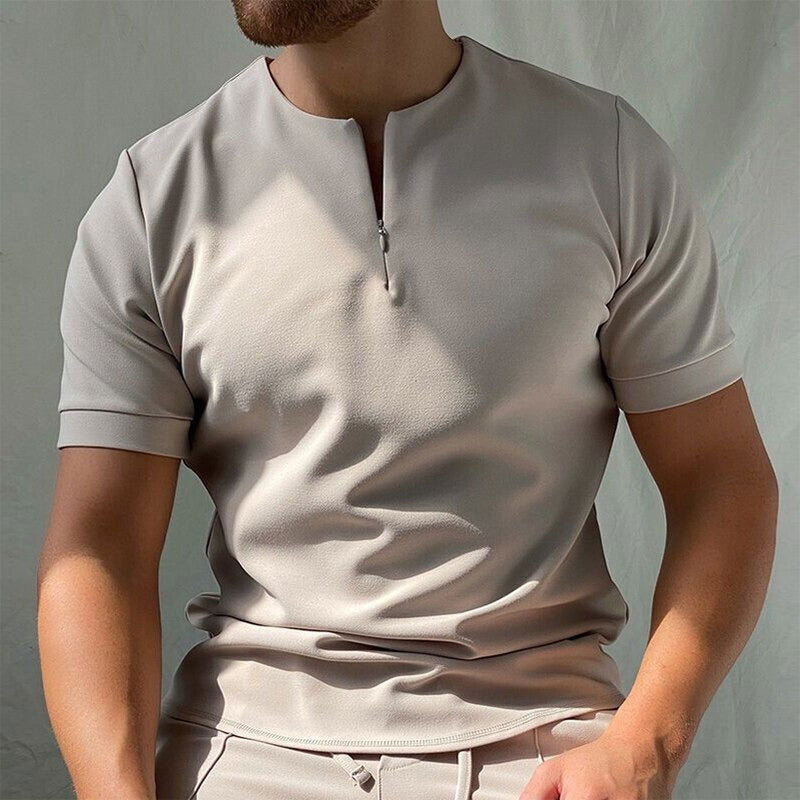Strak heren casual T-shirt met ritssluiting en korte mouw. Comfortabele bovenkleding, ideaal voor een moderne, sportieve look.