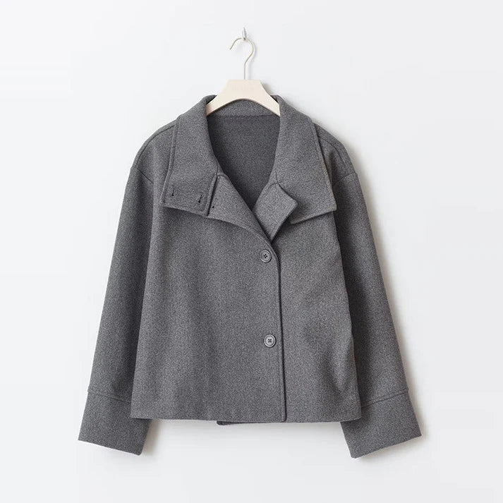 Stijlvolle korte jas voor dames met hoge kraag, ideaal voor een chique of casual outfit.