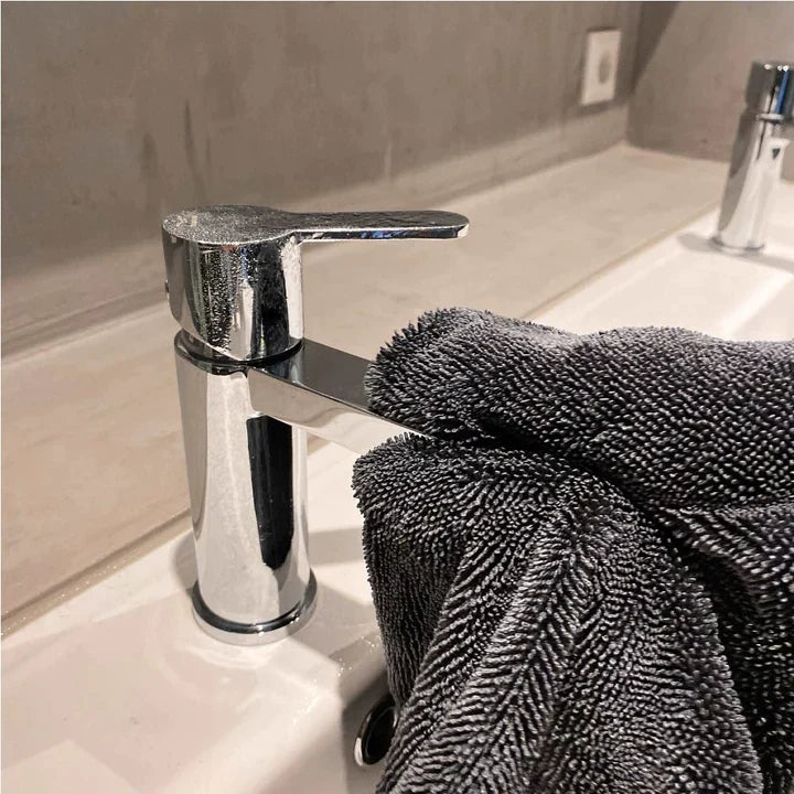 ShimmerDry absorberende droogdoek voor een glanzende badkamer, streeploos drogen van tegels en kranen.
