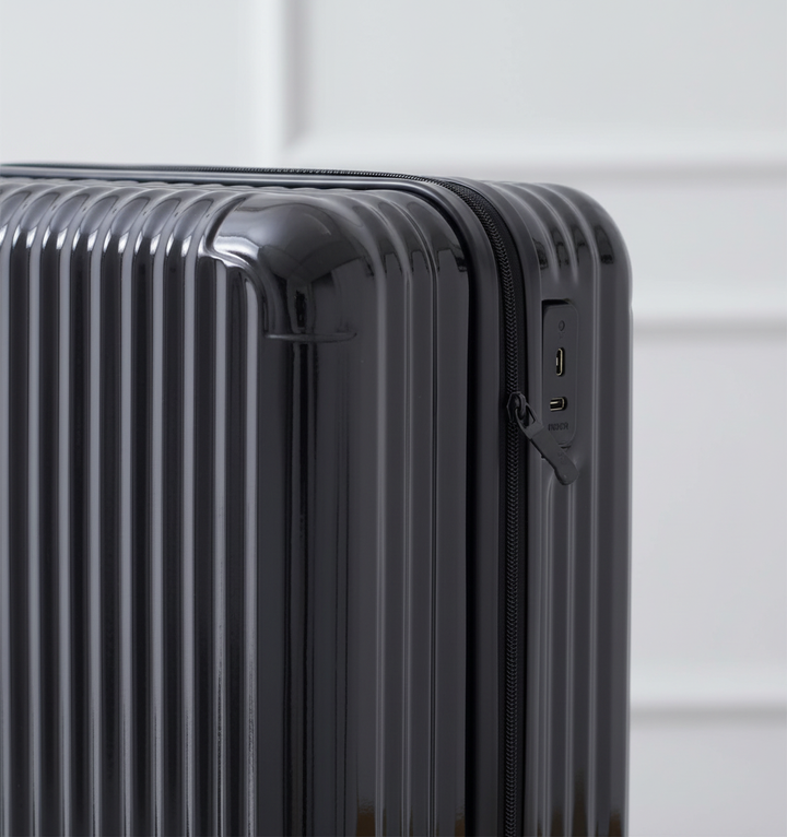 Handige handbagage koffer voor vakantie of reizen, compact design met soepele wielen en externe USB-oplaadpoort.