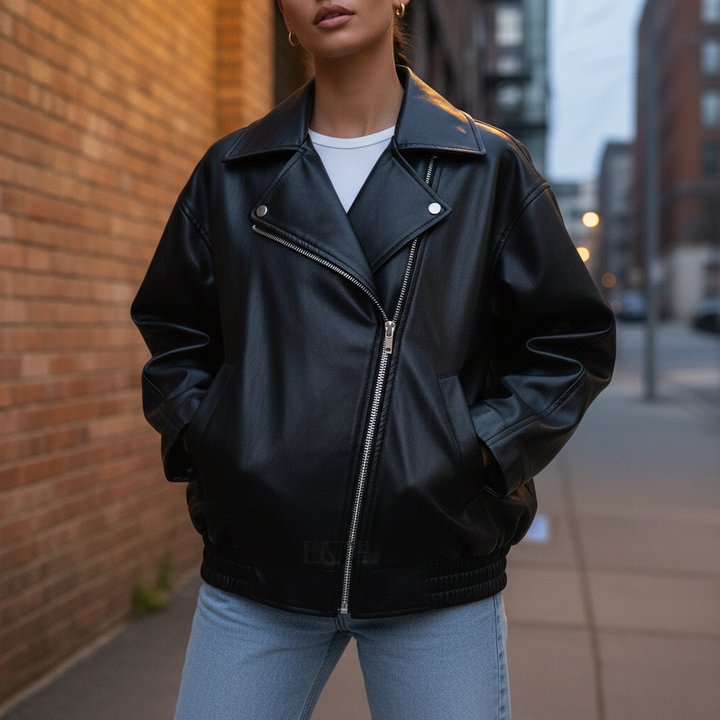 Zwart kunstleder dames motorjack Stella, trendy asymmetrisch bikerjack voor comfortabele stadse stijl.