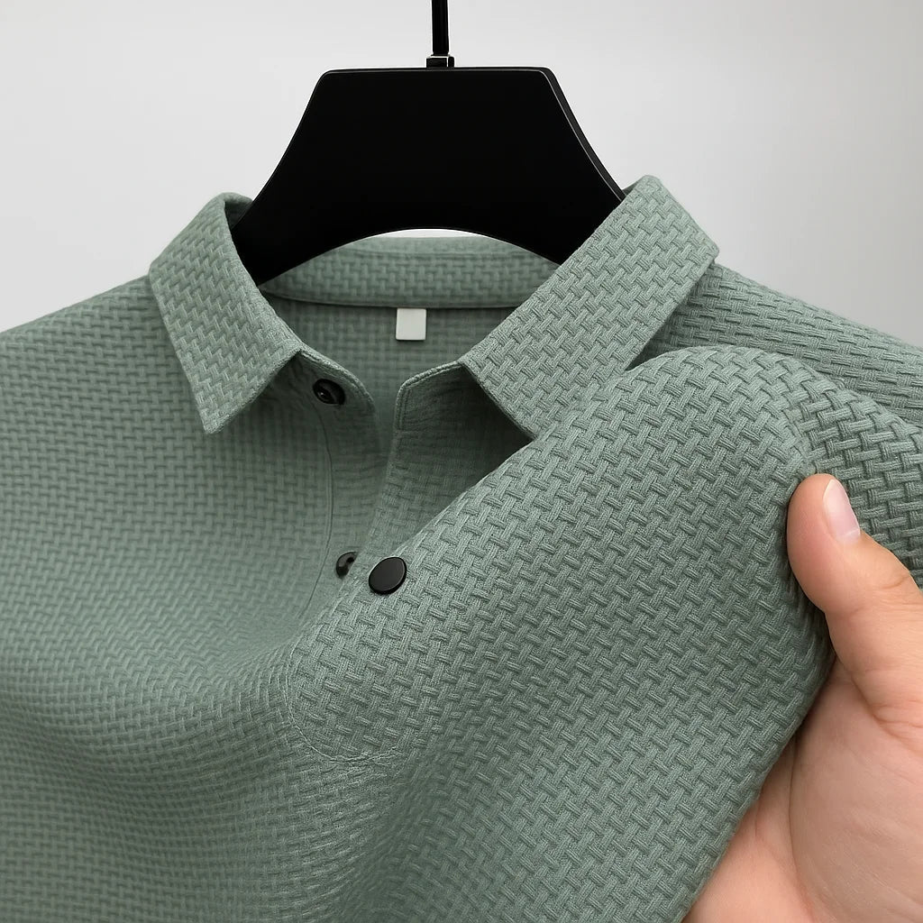 Poloshirt heren met korte mouwen, netjes opgevouwen of hangend, klaar om te dragen.