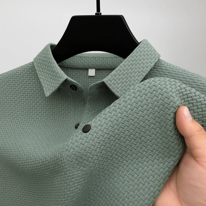 Poloshirt heren met korte mouwen, netjes opgevouwen of hangend, klaar om te dragen.