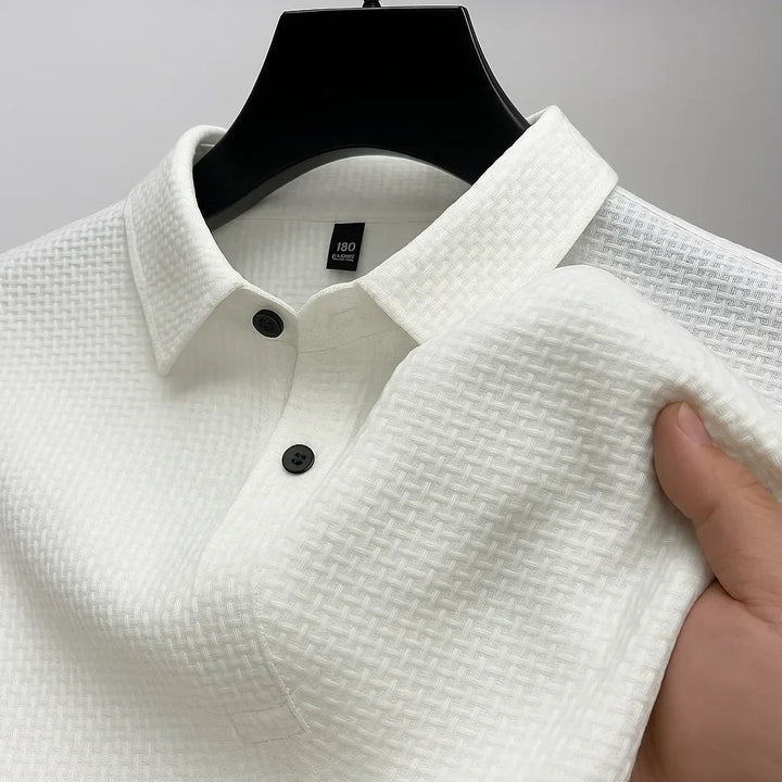 Heren poloshirt met korte mouwen in een heldere kleur, perfect voor een frisse zomeroutfit.