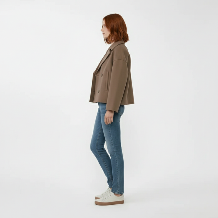 Tweerijige dames blazer Jessica, kort en getailleerd, voor een veelzijdige en trendy look.