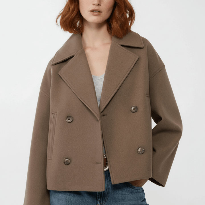 Jessica: korte dames blazer, tweerijig, getailleerd en modieus, perfect voor veelzijdige styling.