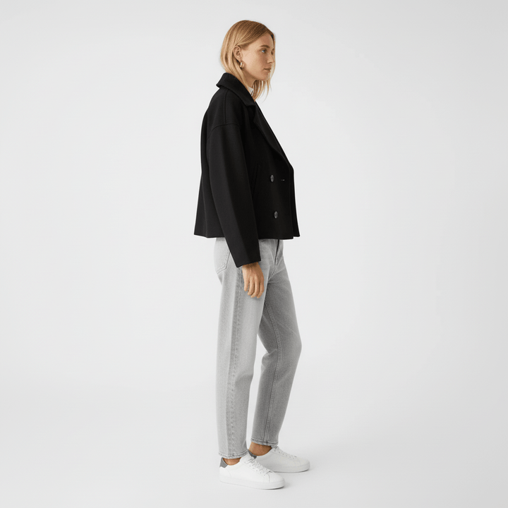 Modieuze vrouwen korte jas, tweerijig & getailleerd, veelzijdig voor casual chic kleding.