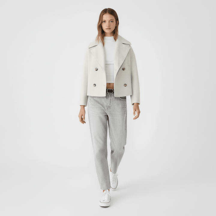 Veelzijdige dames tweerijige blazer, kort & getailleerd, geschikt voor zakelijke en casual outfits.