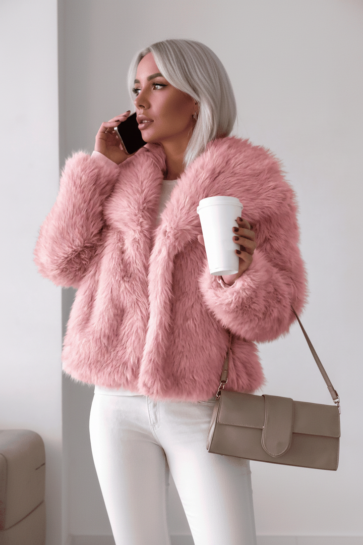 Roze pluizige dames korte statement mantel, elegant en comfortabel, perfect voor laagjes look.