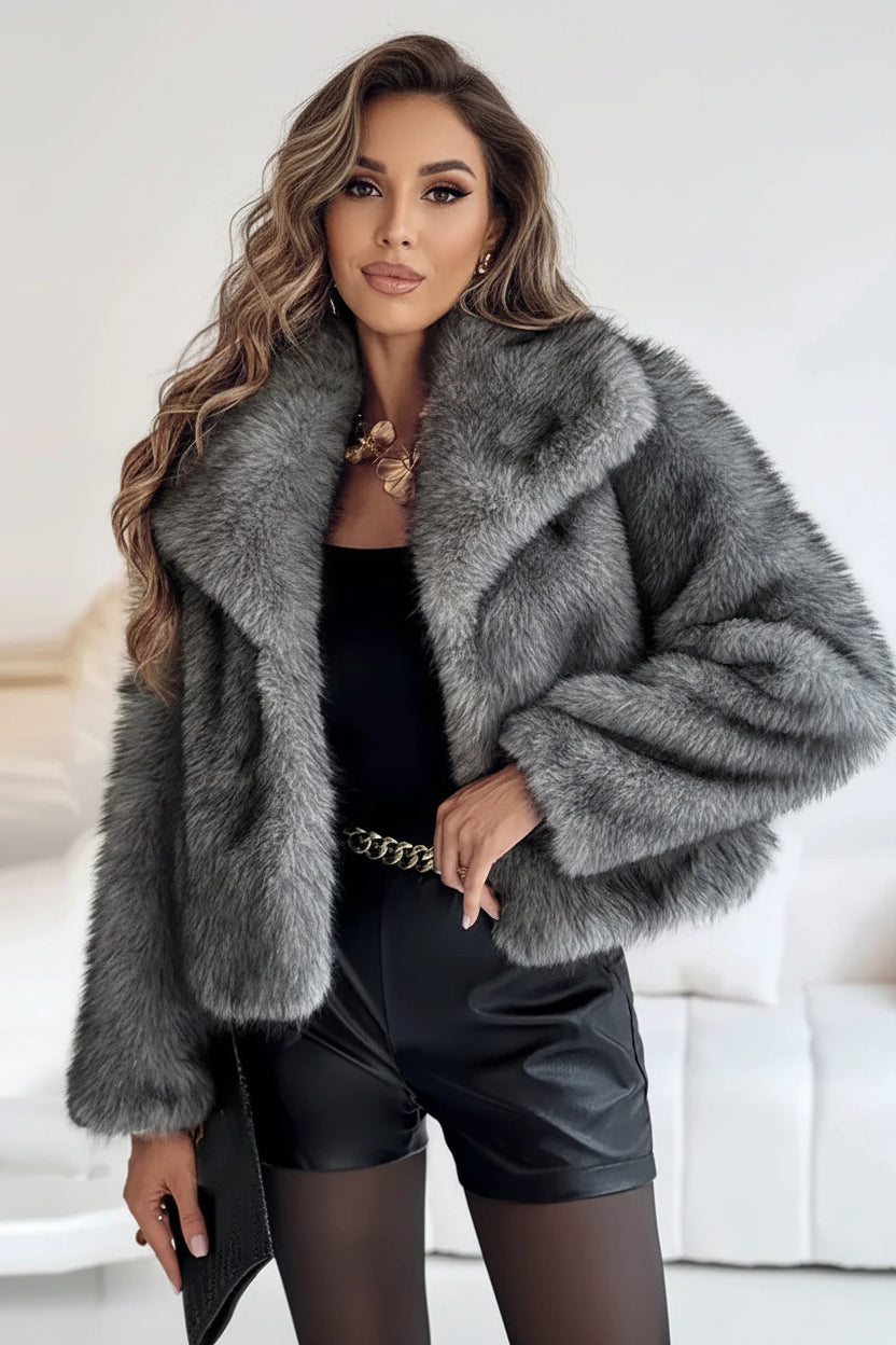Donkergrijze pluizige statement damesjas, elegant en modern, ideaal voor een feestelijke outfit.