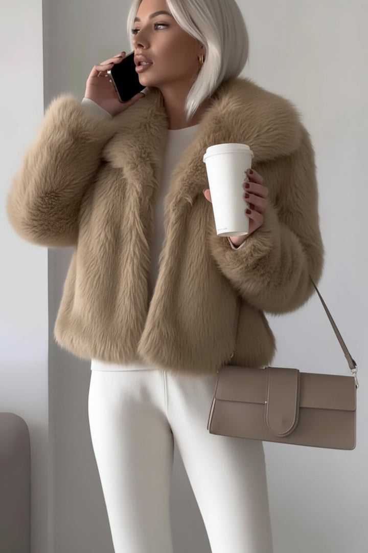Veelzijdige pluizige dames korte mantel in bruin, voor een comfortabele en feestelijke winterse look.