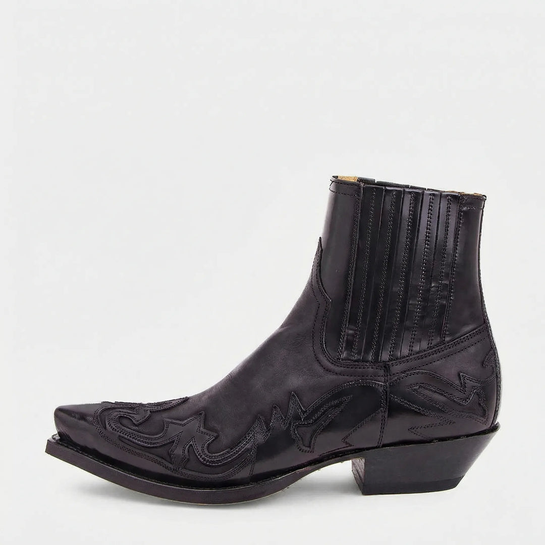 Zwarte leren dames western enkellaarzen. Comfortabele korte schacht, ideaal voor een trendy look.