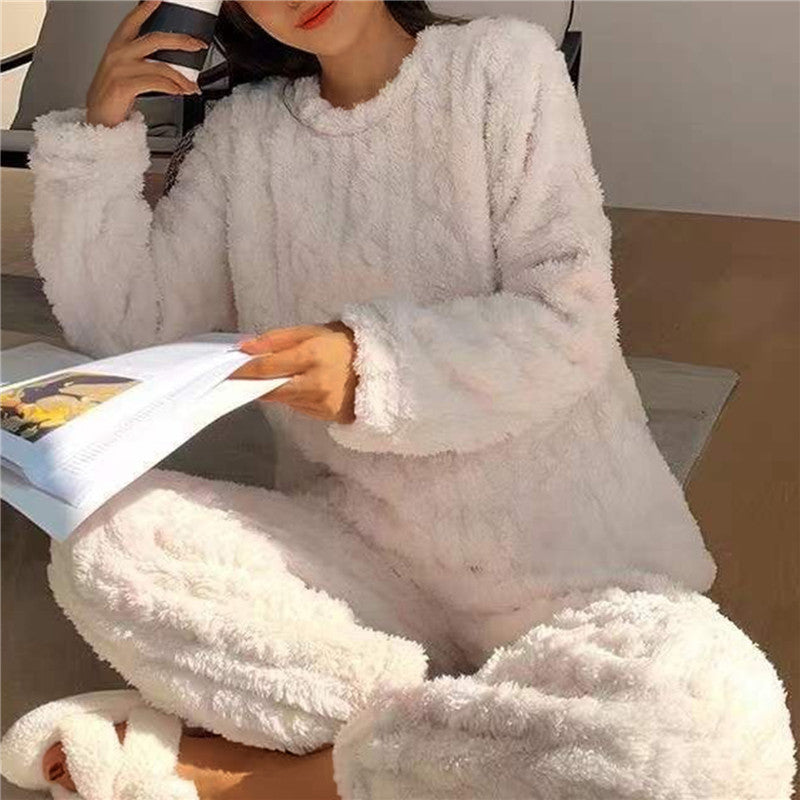 Warme dames tweedelige pyjama set met lange mouwen; perfecte zachte nachtkleding voor koudere avonden.