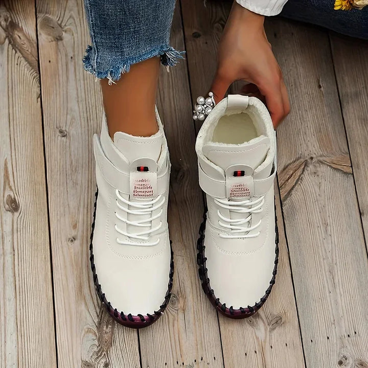 Bovenaanzicht van warme dames sneakers met een moderne look en een stevige grip zool voor extra veiligheid.
