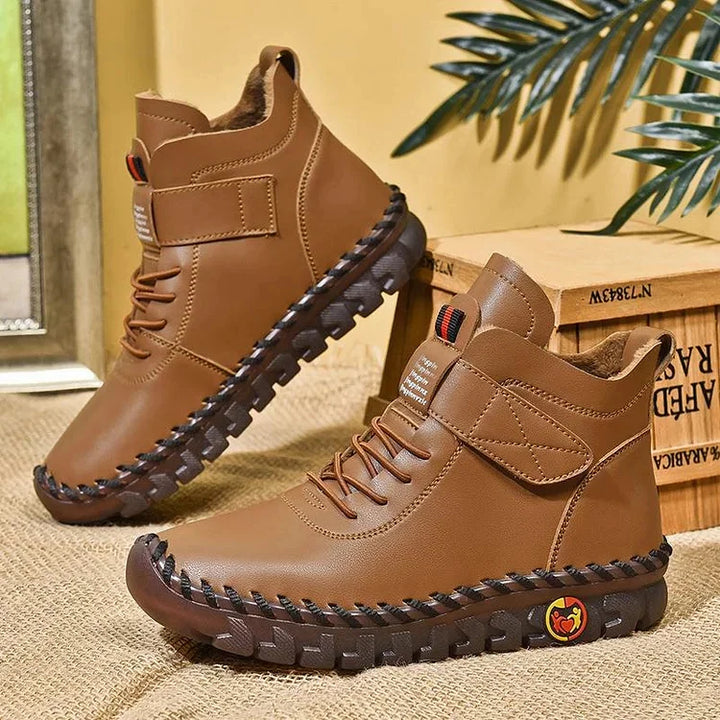 Hele dames sneakers aan de voet, warm gevoerd en comfortabel, een stijlvolle keuze voor de koude dagen.