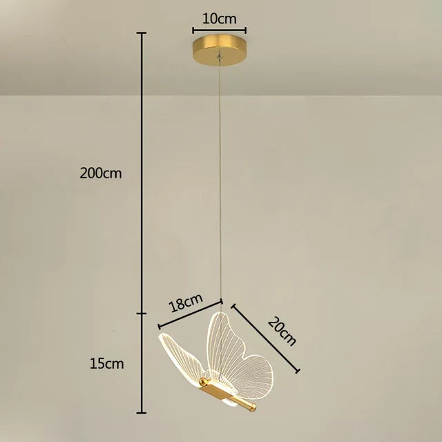 Prachtige LED vlinder hanglamp als decoratieve kinderlamp, creëert speelse sfeer in slaapkamer.