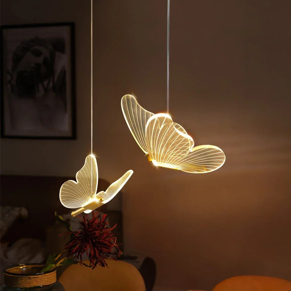 Vrolijke vlinder hanglamp met LED verlichting, ideaal als speelse plafondlamp voor de kinderkamer.
