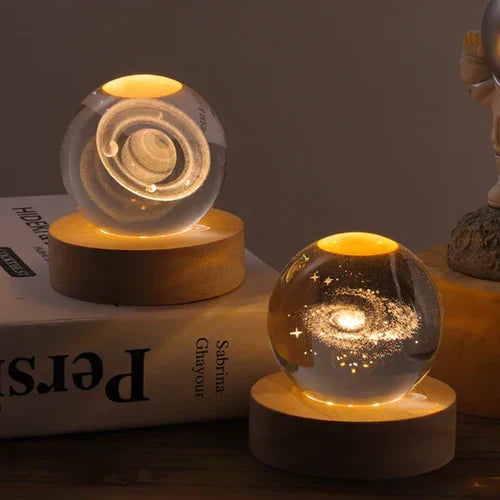 Decoratieve LED sfeerlamp met 3D gravure, ideaal cadeau voor liefhebbers van het heelal.