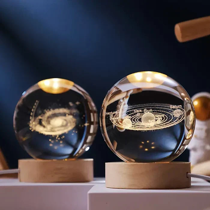 Houten basis met glazen kap, deze LED sfeerlamp heeft een spectaculaire 3D gravure.