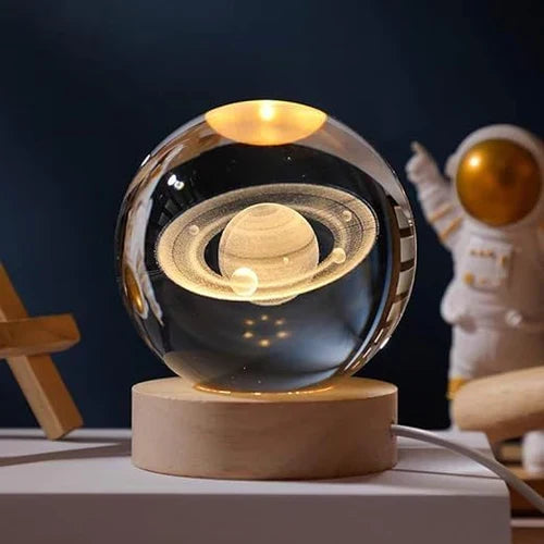 Warme, witte LED sfeerlamp met 3D universum motief, voor een ontspannen avond.