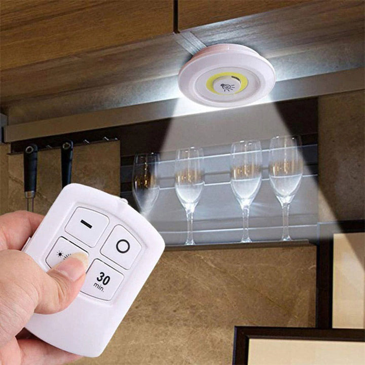 Praktische slimme verlichting: een dimbare LED batterijlamp op een plank in de woonkamer. Met afstandsbediening.