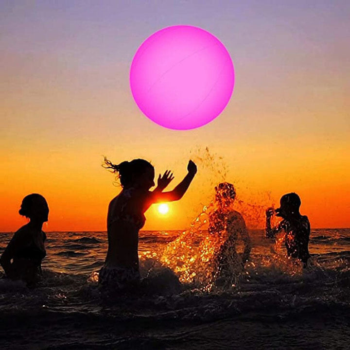 Veelzijdige LED strandbal voor buiten, zwembad speelgoed en strandaccessoires, brengt licht en plezier.