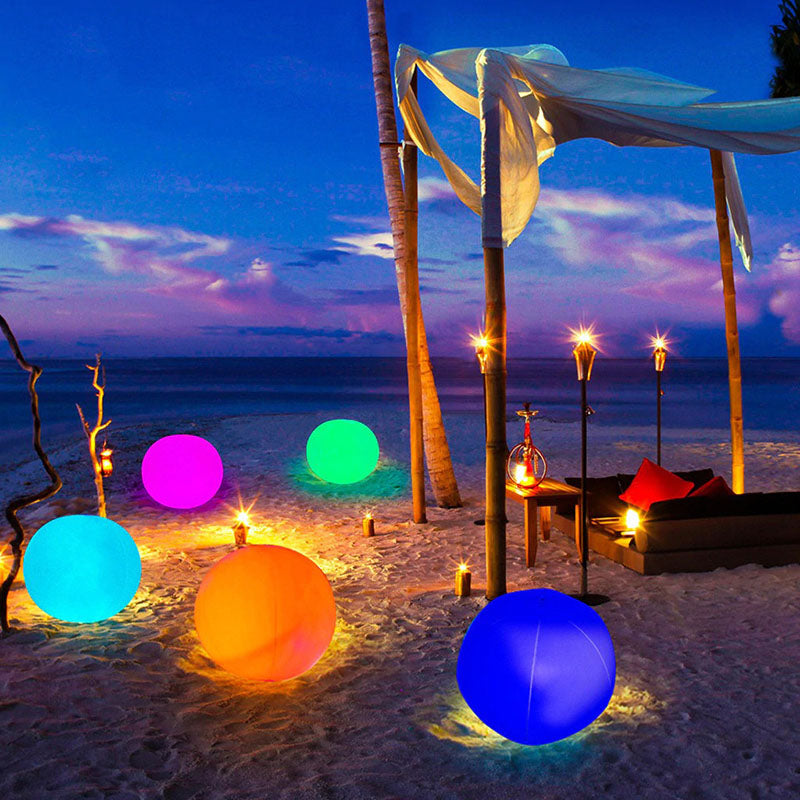 Magische lichtgevende strandbal voor avondplezier, creëert een feestelijke sfeer met dynamische LED verlichting.