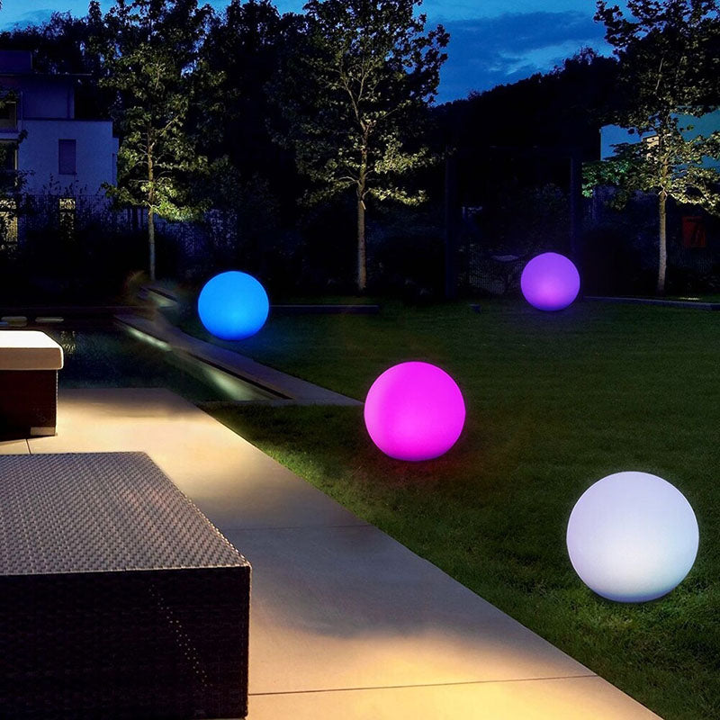 Waterproof lichtgevende strandbal met geïntegreerde LED verlichting, robuust en opblaasbaar, voor elk avontuur.