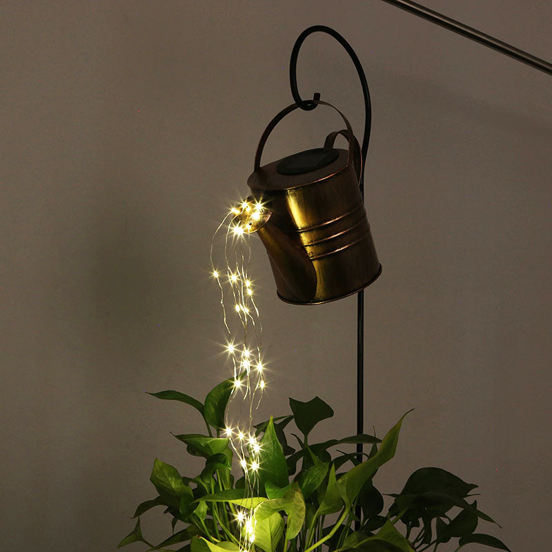 Detailopname van de magische waterdruppel LED verlichting die uit de decoratieve gieter stroomt.