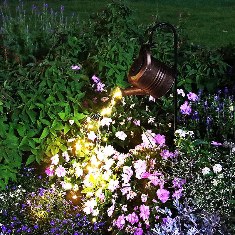 Magische LED gieter verlichting in het donker, creëert een betoverende sfeer in tuin of huis.