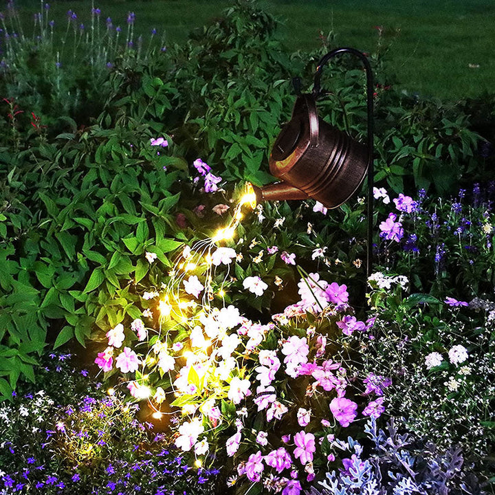 Magische LED gieter verlichting in het donker, creëert een betoverende sfeer in tuin of huis.