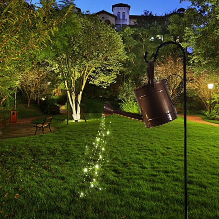 Unieke LED gieterlamp die licht simuleert als water, ideaal voor sfeervolle tuindecoratie.