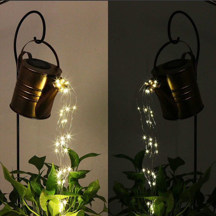 Sierlijke LED gieter met een fijne stroom van warmwit licht, een unieke toevoeging aan elke sfeerhoek.