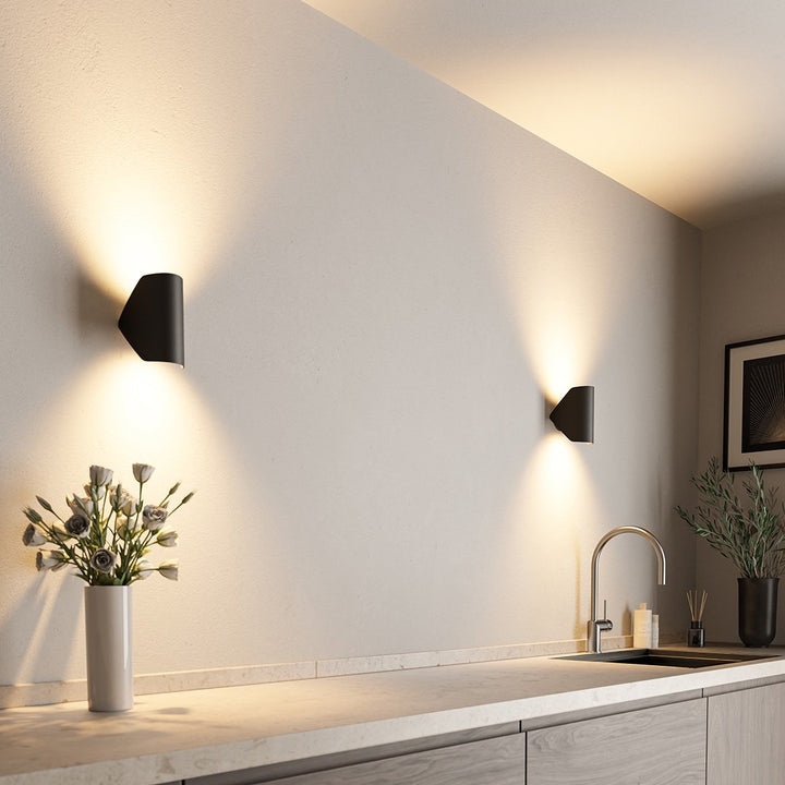 Zwarte CYGNUS 2.0 wandlamp, moderne sfeerverlichting voor een elegant interieur design.