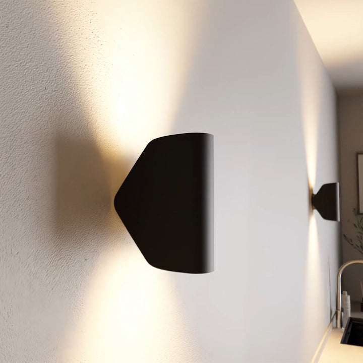 CYGNUS 2.0 wandlamp, elegante sfeerverlichting in zwart, ideaal voor moderne interieurs.