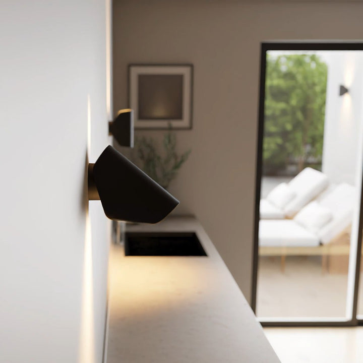Wandmontage CYGNUS 2.0 lamp in wit, creëert een zachte sfeer en verlicht je ruimte.