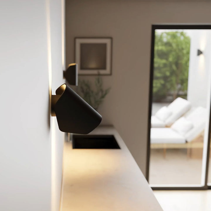 Moderne zwarte CYGNUS 2.0 wandlamp, perfect voor tijdloze verlichting en interieur design.